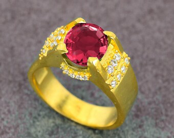 Alliance de luxe avec rubis rouge pour homme, bague de fiançailles en rubis brillant en argent 925, beau cadeau de bague artisanale en rubis pour homme.