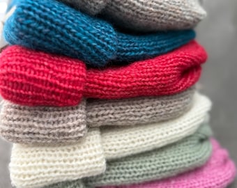 Gorro de lana de alpaca tejido a dos agujas.