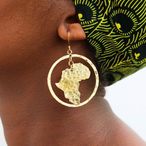 Boucles d'oreilles en laiton carte de l'Afrique, boucles d'oreilles de la patrie de l'Afrique, boucles d'oreilles minimalistes, cadeau de Noël pour elle, cadeau de maman, boucles d'oreilles bohème