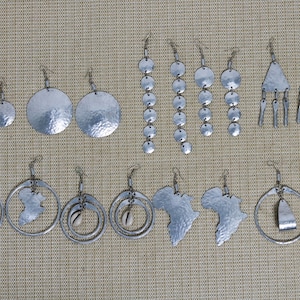 Pendientes africanos de aluminio, pendientes plateados, pendientes colgantes vibrantes, pendientes llamativos, pendientes minimalistas, regalo de Navidad para ella