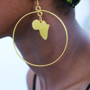 Boucles d'oreilles en laiton carte de l'Afrique, boucles d'oreilles de la patrie de l'Afrique, boucles d'oreilles minimalistes, cadeau de Noël pour elle, cadeau de maman, boucles d'oreilles bohème
