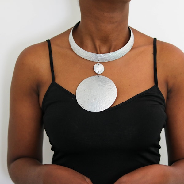 Collier africain en aluminium, collier à pendentif argenté, collier léger, collier en aluminium martelé, bijoux en aluminium, cadeau de Noël