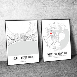 Può includere: Due stampe incorniciate nere con mappe e testo. La stampa a sinistra mostra una mappa di Marbella, Spagna, con il testo "Our Forever Home Est. 2022 Marbella, Spagna". La stampa a destra mostra una mappa di Dundalk, Irlanda, con un cuore rosso che segna una posizione e il testo "Where We First Met Twelfth of October, Twenty Thirteen Dundalk, Ireland".