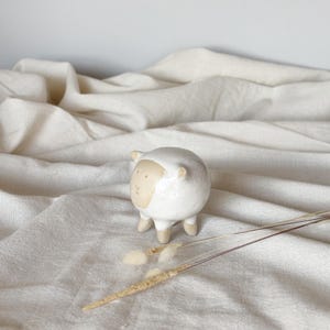 Figura de oveja blanca – Escultura animal de cerámica hecha a mano – Decoración de gres de 8 cm – Regalo rústico coleccionable