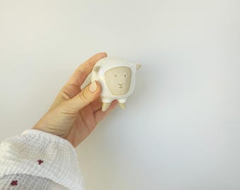 ふっくらとした白い陶器の羊の置物 – スカンジナビア風の素朴なストーンウェアのホームデコレーション