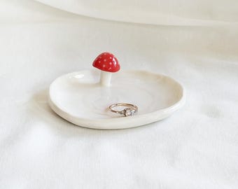 Plato de cerámica con forma de hongo para joyería, hecho a mano: Plato para anillos con estilo cottagecore