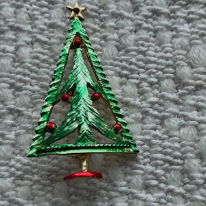 Vintage Christmas Tree Pin, Christmas Tree Brooch, Metal Tree with Ornaments, Green and Red Holiday, 1970&#39;s Enamel Pin, Jewelry Accessories