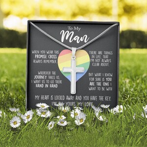 Pu&ograve; includere: Una collana con una croce d'argento e un ciondolo a forma di cuore arcobaleno. La collana &egrave; presentata in una scatola nera con un messaggio che dice "To My Man" e include il testo "When you wear this promise cross always remember... Wherever the journey takes us, I want us to go there hand in hand. There are things in life, that I'm not always clear about. But what I know for sure is you are the one I want to be with. My heart is locked away and you have the key. I'm all yours, my love."