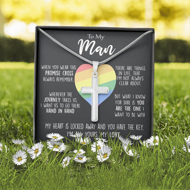 Pu&ograve; includere: Una collana con una croce d'argento e un ciondolo a forma di cuore arcobaleno. La collana &egrave; presentata in una scatola nera con un messaggio che dice "To My Man" e include il testo "When you wear this promise cross always remember... Wherever the journey takes us, I want us to go there hand in hand. There are things in life, that I'm not always clear about. But what I know for sure is you are the one I want to be with. My heart is locked away and you have the key. I'm all yours, my love."