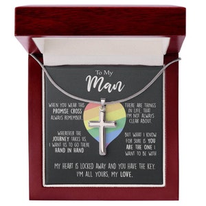 Pu&ograve; includere: Una collana d'argento con un ciondolo a forma di cuore arcobaleno e una croce in una scatola rossa. La collana &egrave; accompagnata da un biglietto che dice "To My Man" e include un messaggio sull'amore e l'impegno.