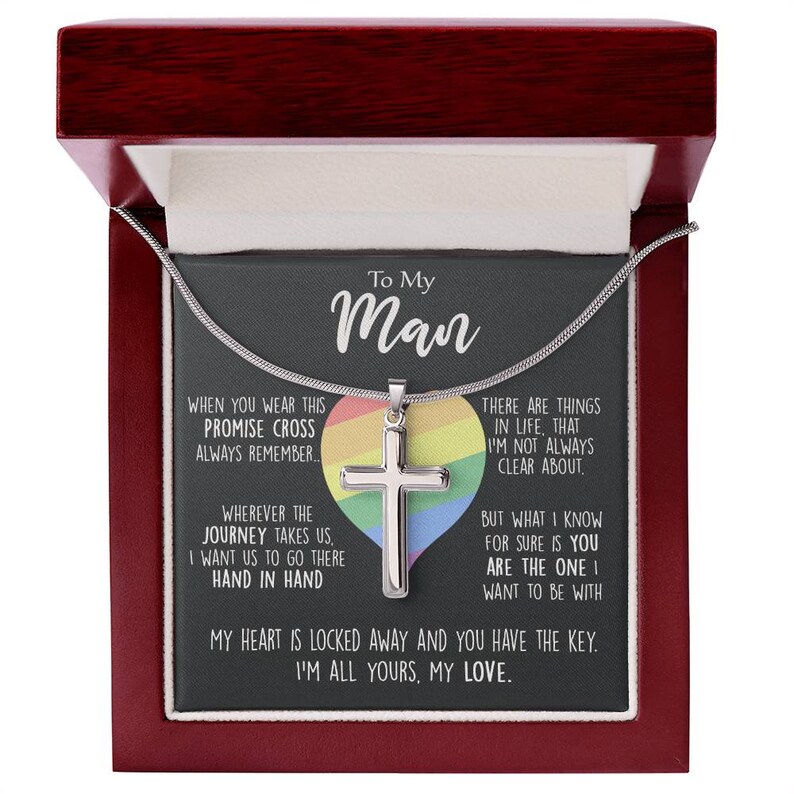 Pu&ograve; includere: Una collana d'argento con un ciondolo a forma di cuore arcobaleno e una croce in una scatola rossa. La collana &egrave; accompagnata da un biglietto che dice "To My Man" e include un messaggio sull'amore e l'impegno.
