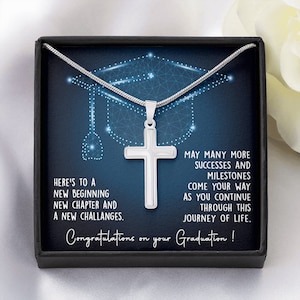 Personalisierte Abschlussgeschenk von Eltern, Abschlussgeschenk für Sohn, College Abschlussgeschenk für ihn, Gradgeschenk, graviertes Kreuz Halskette