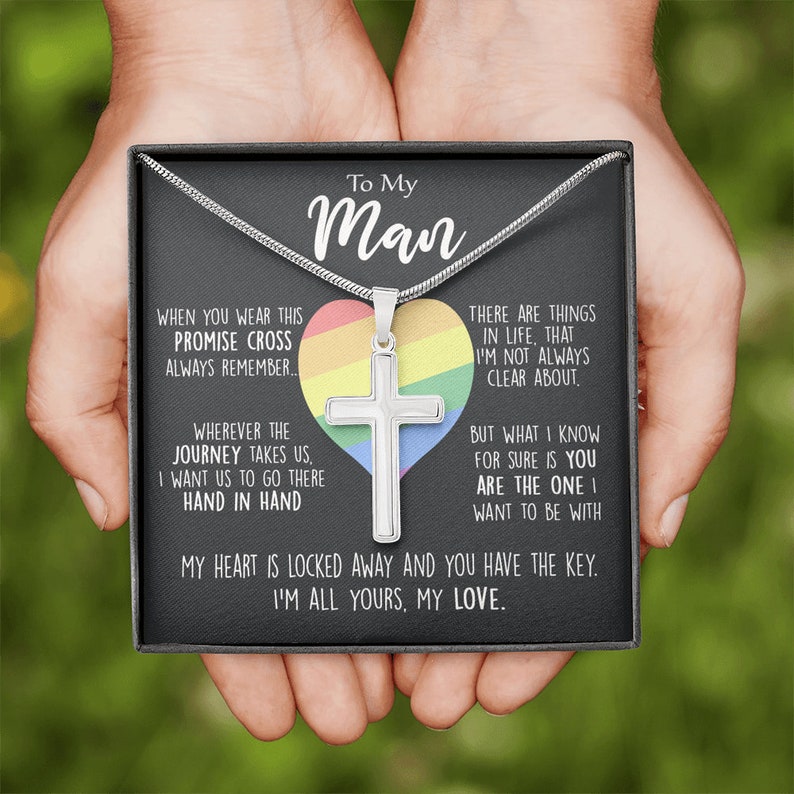 Pu&ograve; includere: Una collana con una croce di promessa d'argento e un ciondolo a forma di cuore arcobaleno. La collana &egrave; presentata in una scatola nera con un messaggio che dice "To My Man" e include un messaggio sincero sull'amore e l'impegno.