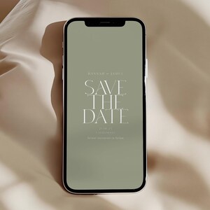 Könnte beinhalten: Ein grüner Telefonbildschirm mit einem weißen Textüberlagerung, der "HANNAH & JAMES SAVE THE DATE 21.08.23 CALIFORNIA Formal invitation to follow" lautet