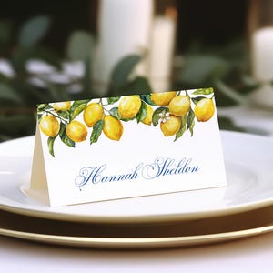 Modelo de cartão de lugar de azulejos azuis e limão mediterrâneos Cartão de nome de mesa de azulejos e limão Cartão de lugar editável Nome da mesa Cartão em forma de tenda Cartão plano