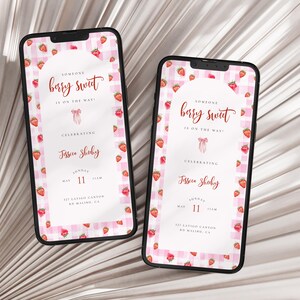 Könnte beinhalten: Zwei Smartphones mit einem rosa-weiß karierten Design mit Erdbeeren. Der Text lautet "Someone berry sweet is on the way!" und feiert das Event von Jessica Shudy am 11. Mai.