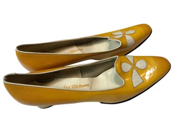 SAKS FIFTH AVENUE ‘50s-‘60s Vintage Yellow Patent Leather  Low Heel w/White  Leather Accents (Modern U.K. narrow 6)