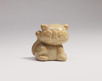 中型の韓国民芸木製虎像：手作りの保護と応援のシンボル - Etsy 日本