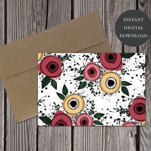 Op de afbeelding: Printbare digitale download van een kaart met een bloemenpatroon met rode, roze en gele bloemen op een witte achtergrond met zwarte spetters.
