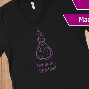 Halloween Unisex V-Ausschnitt - Drink Up Witches - Halloween-Shirt, Hexen-Shirt, Halloween-V-Ausschnitt, Erwachsene Halloween-Shirt, Gruppe Halloween-Shirt