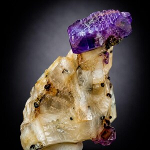 Ejemplar de cristal de rubí en bruto, matriz de cristal de corindón natural, piedras curativas de cristal raras.