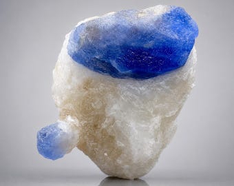 Ejemplar vibrante de hackmanita reactiva a los rayos UV / Piedra de cristal tenebrescente que cambia de color / Mineral fluorescente raro