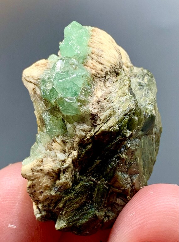 66.40カラットのデマントイドグリーンガーネット結晶（マトリックス