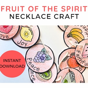 Puede incluir: Una manualidad imprimible para hacer un collar con etiquetas con temática de frutas. Cada etiqueta presenta una fruta diferente y una palabra del fruto del espíritu, como amor, alegría, paz y fidelidad. Las palabras están escritas en texto negro sobre un fondo rosa.