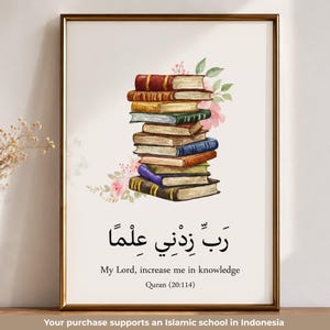 Könnte beinhalten: Ein gerahmter Wandkunstdruck mit einer Aquarellillustration eines Bücherstapels, der mit rosa Blumen und grünen Blättern verziert ist. Unter den Büchern steht der arabische Text "رَبِّ زِدْنِي عِلْمًا", gefolgt von "My Lord, increase me in knowledge" und "Quran (20:114)".