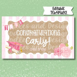 Op de afbeelding: Een afstudeeraankondiging met roze en witte strepen, met de tekst "Gefeliciteerd Carly!" en "Klasse van 2020." Het ontwerp bevat een afstudeerhoed, diploma en bloemaccenten. De tekst "Bewerkbare sjabloon!" staat bovenaan.