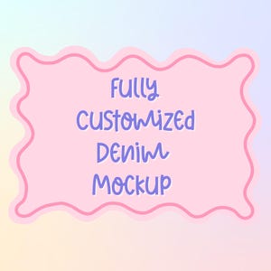 Può includere: Un rettangolo rosa dai bordi ondulati con le parole "Fully Customized Denim Mockup" in scrittura viola. Lo sfondo è una morbida sfumatura di colori pastello, tra cui rosa, blu e giallo.