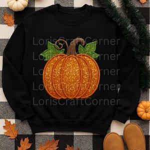 Puede incluir: Sudadera negra con un diseño de calabaza naranja brillante, hojas verdes y un tallo marrón. El texto "LorisCraftCorner" está impreso en la sudadera. La imagen también incluye calabazas, hojas y botas marrones.