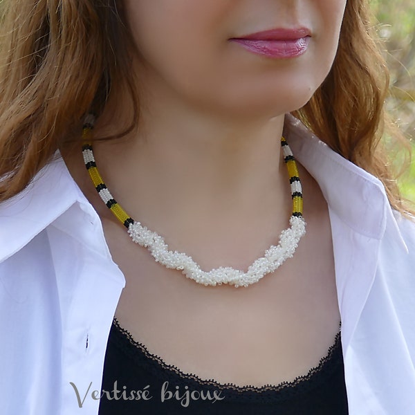 Collier tissé main avec des perles de verre Miyuki, blanc ivoire jaune noir, spirale et rayures.