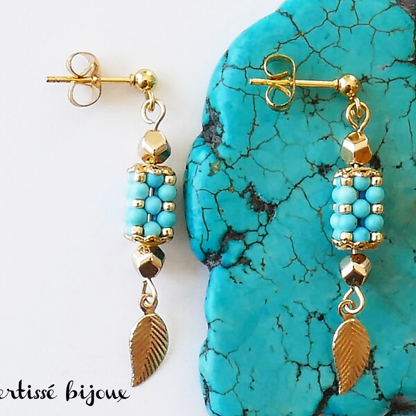 Boucles d'oreilles tissées main avec des perles en turquoise et hématite dorée, breloque feuille.