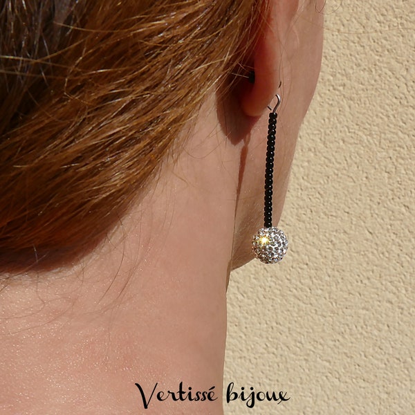 Boucles d'oreilles tiges avec des perles rondes en strass.