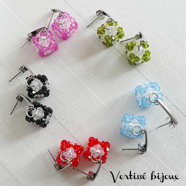 Boucles d'oreilles cube tissées main avec des toupies en cristal Swarovski rouges, noires, roses, vertes ou bleues.