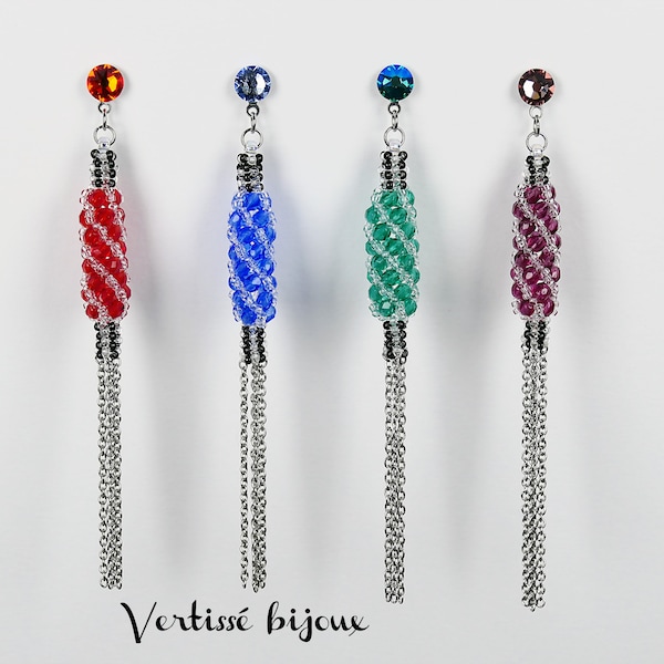 Boucles d'oreilles à franges tissées avec des facettes en verre de bohème rose foncé bleues rouges ou vertes.