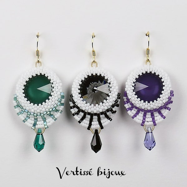 Boucles d'oreilles blanches avec cabochon et goutte en cristal Swarovski vert émeraude, violets ou noirs.