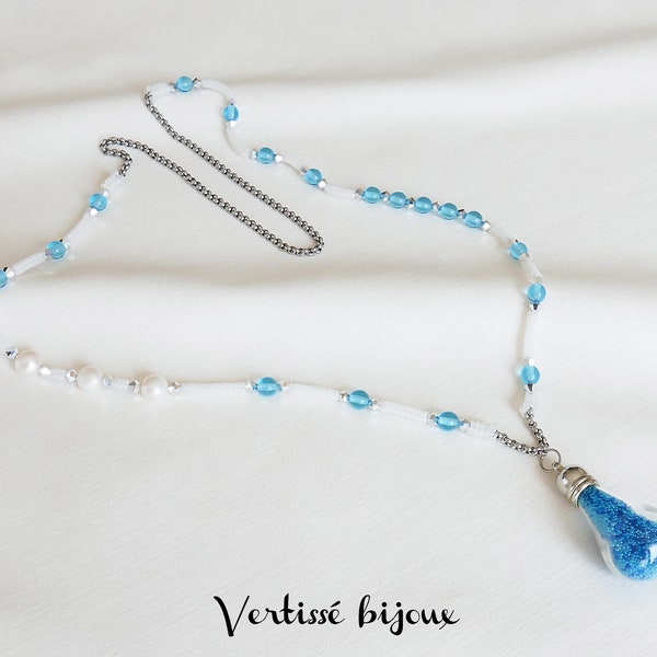 Sautoir fait main bleu et blanc tissé avec des perles en verre et en nacre– pendentif fiole avec sable bleu.