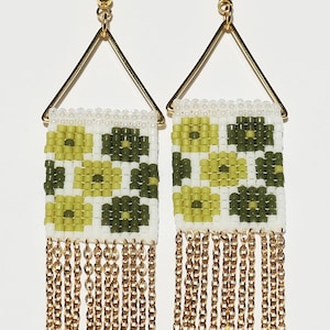 Pendientes triangulares decorados con un tejido de cuentas Miyuki con un estampado floral y flecos de cadena.