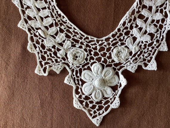 Collar Antique hand crocheted collar with flowers… - image 3