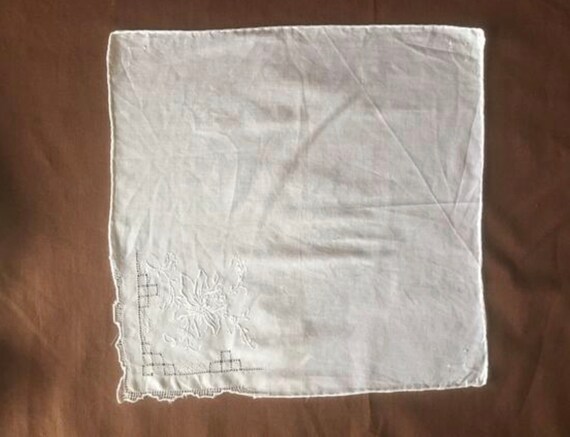Mouchoir Ancien Brodé - Blanc - Travail D'aiguille Vintage En Très Bon état