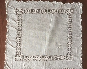 zakdoek Schitterende antieke handgeborduurde zakdoek met de naam Lia en mooie ajourrand van batist. Frans antiek linnen en kant
