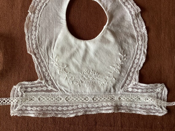 bib Antique hand-embroidered bib made of batiste … - image 3