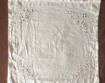 zakdoek antieke handgeborduurde  zakdoek  van batist met broderie Anglaise. Frans antiek linnen en kant