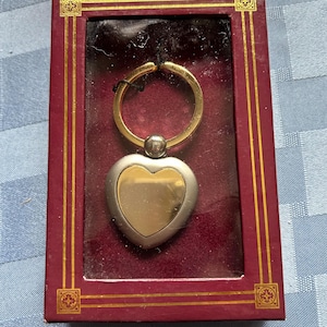 Herz & Leder Schlüsselanhänger-Große Begleiter Geschenke-Mädchen oder Jungs-Gold / Silber Herz-Geschenk Boxed-Qualität Schlüsselanhänger Halter-Gravierbare Silber Platte