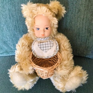 クマのスーツを着た女の子の人形 - 磁器の顔 - 新しいヴィンテージ - 2つのスタイル - 特別な女の子への素晴らしいイースターのレトロなギフト - 自分への素晴らしいユニークな装飾