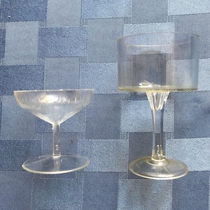 Kunststoff-Minigläser Champagner, Schnapsglas mit hohem Stiel und Brandyglas mit Blumenmuster - 4 Stile in Klar und Gold, tolles Retro-Gastgeschenk für Partys