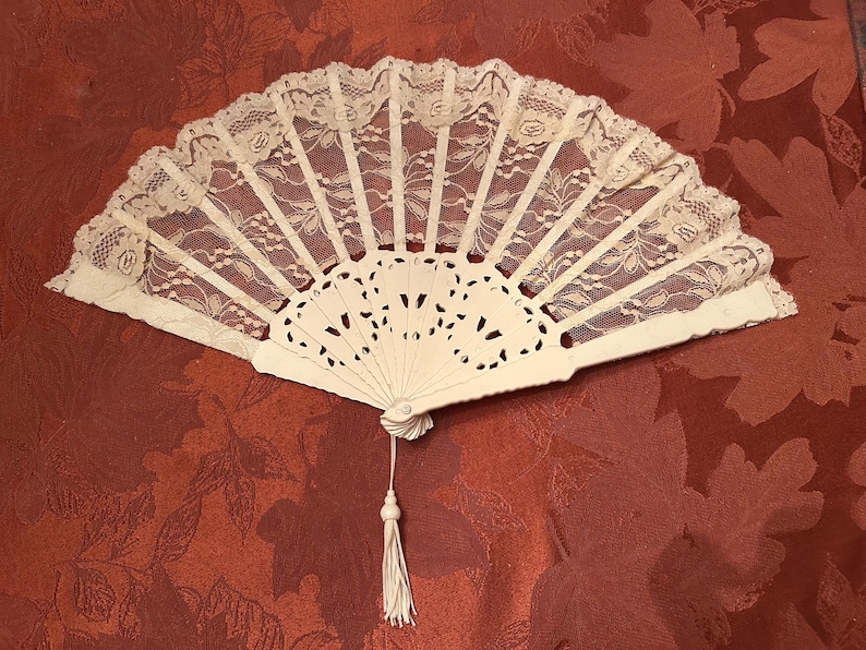 Vintage Lace Folding Fans-4 Sizes-White & Ivory-Perfect Condition from our Bridal Shop-Victorian Fans for You and Your Dolls-19" to 5 1/2" image 7