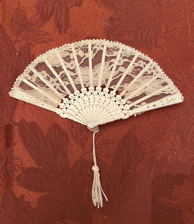 Vintage Lace Folding Fans-4 Sizes-White & Ivory-Perfect Condition from our Bridal Shop-Victorian Fans for You and Your Dolls-19" to 5 1/2" image 17